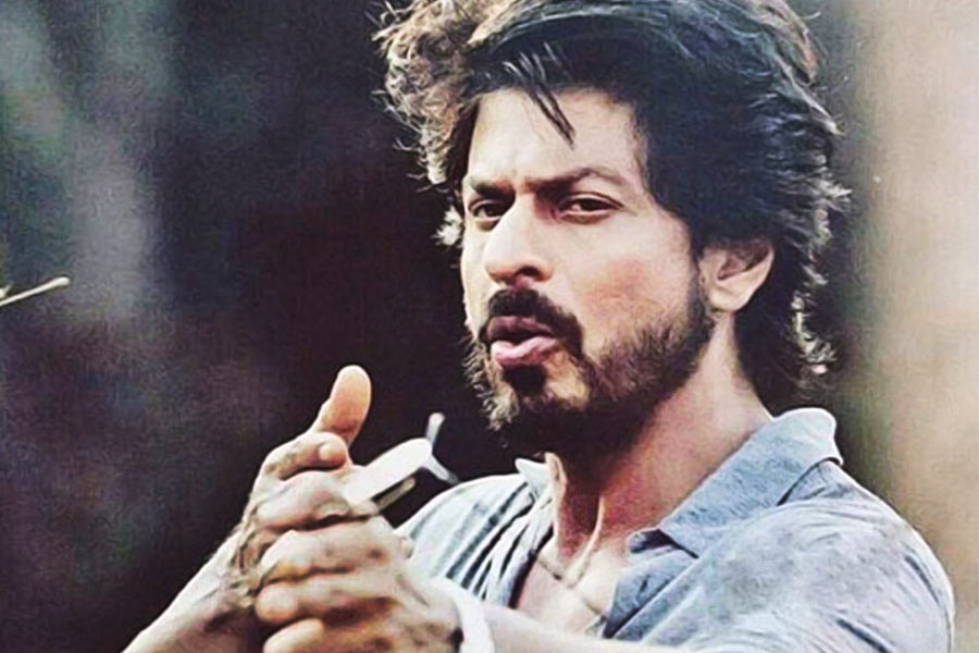 হিন্দি ফিল্মজগতের অভিনেতাদের মধ্যে সর্বোচ্চ উপার্জনকারীদের তালিকায় প্রথম সারিতে রয়েছেন বলিউডের ‘বাদশা’ শাহরুখ। তাঁর কেরিয়ারে এমন বহু হিন্দি ছবি রয়েছে যেগুলিতে বিনা পারিশ্রমিকে অভিনয় করেছেন তিনি।