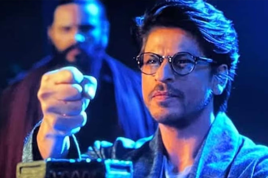 ‘ব্রহ্মাস্ত্র: পার্ট ওয়ান- শিবা’য় পার্শ্বচরিত্রে অভিনয় করেন শাহরুখ। তাঁর চরিত্রের নাম ছিল মোহন ভার্গব। চিত্রনাট্যের সূত্রে মোহন বানরাস্ত্রের অধিকারী। বলিপাড়া সূত্রে খবর, এই ছবিতে অভিনয়ের জন্য কোনও পারিশ্রমিক নেননি অভিনেতা।