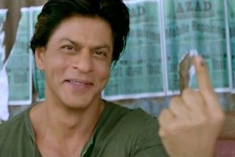 ২০০৮ সালে মুক্তি পায় ‘ভূতনাথ’ ছবিটি। ছ’বছর পর এই ছবির দ্বিতীয় পর্ব ‘ভূতনাথ রিটার্নস’ মুক্তি পায়। দু’টি ছবিতেই পার্শ্বচরিত্রে অভিনয় করেন শাহরুখ। এই দু’টি ছবিতে অভিনয়ের জন্য কোনও পারিশ্রমিক নেননি তিনি।