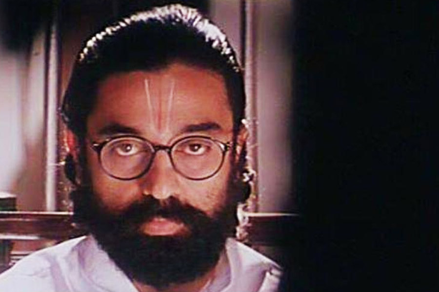 ২০০০ সালে দক্ষিণী অভিনেতা কমল হাসনের পরিচালনায় মুক্তি পায় ‘হে রাম’ ছবিটি। পরিচালনার পাশাপাশি এই ছবিতে মুখ্যচরিত্রে অভিনয়ও করেন তিনি।   