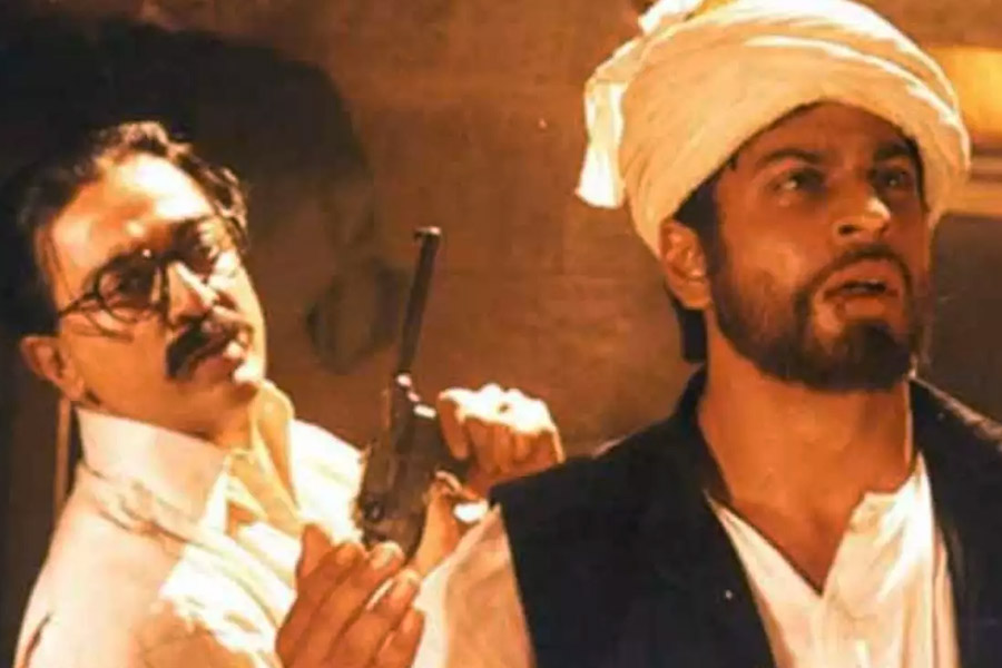 ‘হে রাম’ ছবিতে পার্শ্বচরিত্রে অভিনয় করতে দেখা যায় শাহরুখকে। বিনা পারিশ্রমিকে এই ছবিতে অভিনয় করেন তিনি।