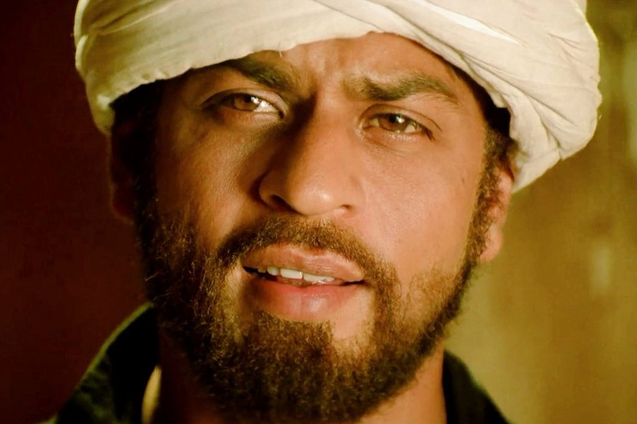 বলিপাড়া সূত্রে খবর, পরে অবশ্য শাহরুখকে একটি হাতঘড়ি উপহার দেন কমল। কানাঘুষো শোনা যায়, এই ছবির হিন্দি ভাষার সত্বও পেয়েছেন শাহরুখ।