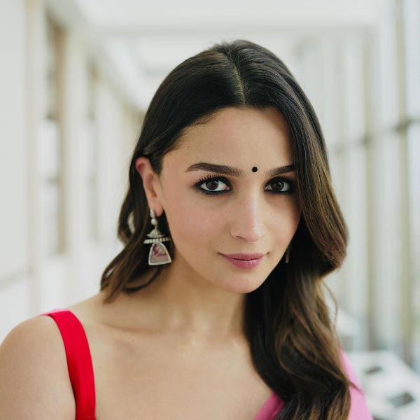 বলিপাড়া সূত্রে খবর, ছবিপ্রতি ১০ কোটি টাকা পারিশ্রমিক আদায় করেন মহেশ ভট্টের কন্যা আলিয়া।