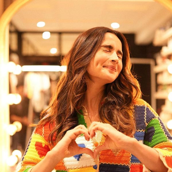 ২০১৮ সালে নিজের উপার্জিত টাকায় প্রথম বাড়ি কেনেন আলিয়া। লন্ডনের বিলাসবহুল এলাকা কোভেন্ট গার্ডেনে বাড়ি কেনেন তিনি। লন্ডনের এই বাড়িটির মূল্য ২৫ কোটি টাকা।