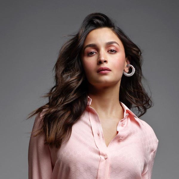 এর পর মুম্বইয়ের জুহু এলাকায় একটি বাড়ি কেনেন আলিয়া। যদিও এই বাড়িতে অভিনেত্রীর বোন শাহিন ভট্ট থাকেন।