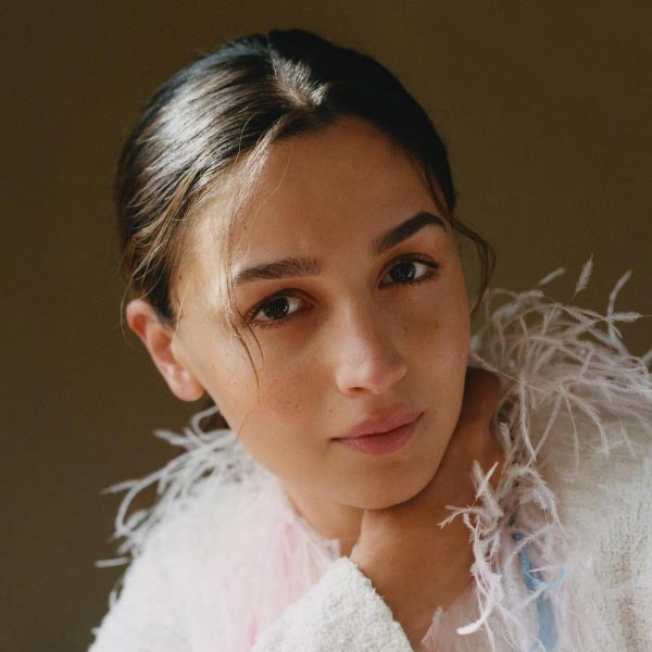 ২০২০ সালে অতিমারি চলাকালীন মুম্বইয়ের বান্দ্রা এলাকায় পালি হিল কমপ্লেক্সের পাঁচ তলায় একটি ফ্ল্যাট কেনেন আলিয়া। একই বিল্ডিংয়ের সাত তলায় ফ্ল্যাট কেনেন ঋষি কপূরের পুত্র, আলিয়ার জীবনসঙ্গী রণবীর কপূর।