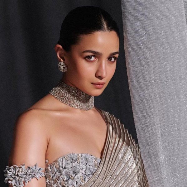 বলিপাড়া সূত্রে খবর, ৪০ কোটি টাকা খরচ করে বান্দ্রার বাড়িটি কিনেছেন আলিয়া।