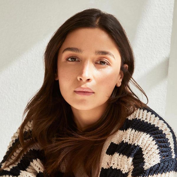 আলিয়ার পোশাক সংস্থার বাজারমূল্য ১৫০ কোটি টাকা। কানাঘুষো শোনা যাচ্ছে, রিলায়্যান্স সংস্থার তরফে ৩০০ থেকে ৩৫০ কোটি টাকার বিনিময়ে আলিয়ার সংস্থা কিনে নেওয়ার পরিকল্পনা রয়েছে।