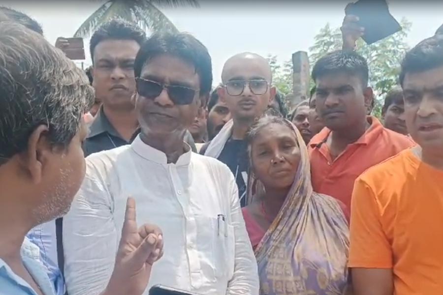 Maldah erosion affected people agitated seeing BJP MP Khagen Murmu.