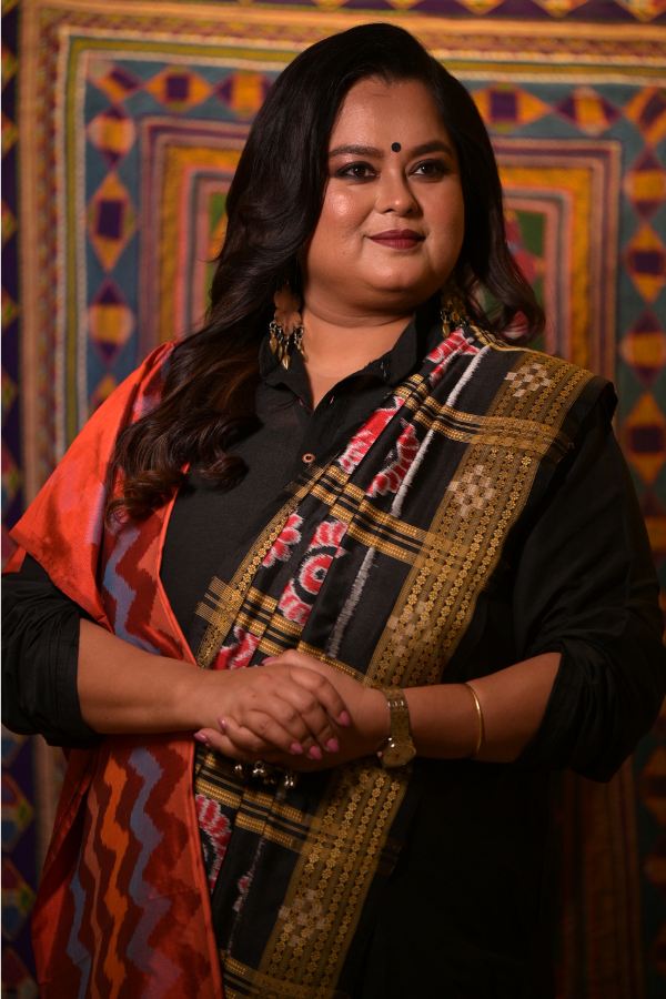 আনমনে সোহিনী সেনগুপ্ত। তিনি থিয়েটার জগৎ থেকে টলিপাড়ার ব্যস্ত অভিনেত্রী, নিজেকে সাজানোর  সময়ও পেয়ে ওঠেন না।