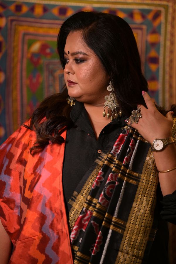 শাড়ির পাশে সঙ্গে আবার রয়েছে উজ্জ্বল কমলা ও গোলাপি রঙের মিশেলে তৈরি সিল্কের ওড়না। কাঁধের উপর রেখে শাড়ির ধরন পালটে গিয়েছে একদম।  শাড়ি ও পাঞ্জাবির এই অভিনব মিশেলে নতুন চেহারা পেয়েছে  রুপোলি গয়না ছোঁয়া। কানে আর হাতের আঙুলে একই মানানসই রকমের গয়না। 