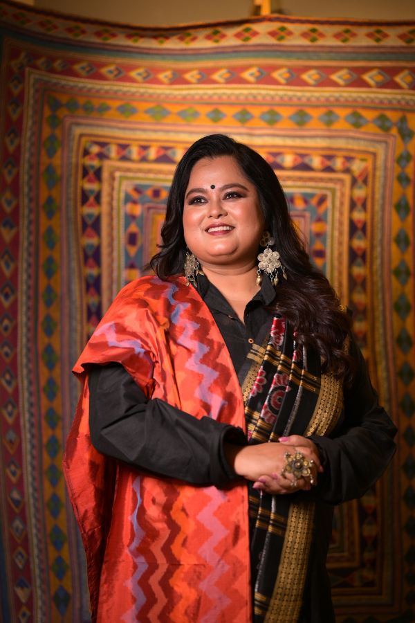 হাতের কাছে সিমা আর্ট গ্যালারিতে গেলেই যে পাওয়া যেতে পারে নানা ধরনের পোশাক ও অনুষঙ্গের সম্ভার তা কী জানেন আপনি? 