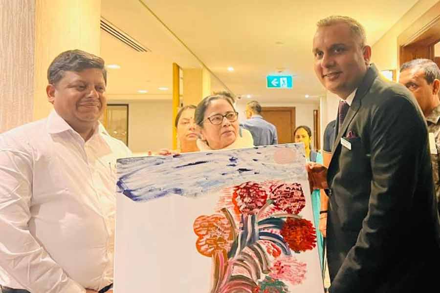 এই ছবি নিজের ইনস্টাগ্রাম হ্যান্ডলে পোস্ট করেন মুখ্যমন্ত্রী।