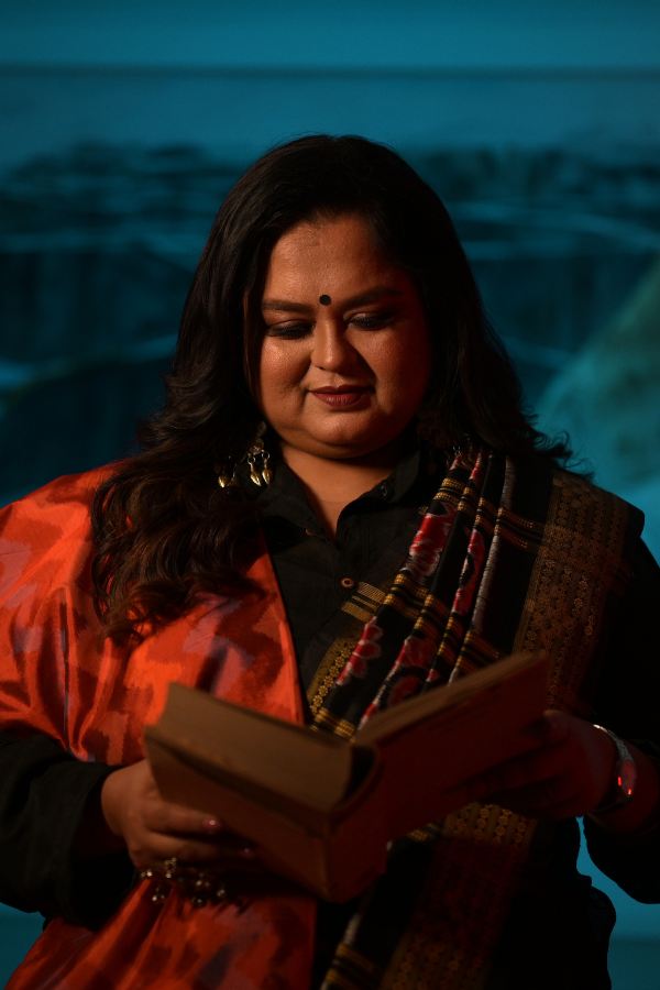 সোহিনী নিজে পরেছেন কালো পাঞ্জাবি, তার সাজে সঙ্গত দিয়েছে সিমার নিজস্ব কালো, লাল আর ঘিয়ে রঙের মিলমিশে তৈরি সাবেকি ‘বোমকাই’  শাড়ি। কিন্তু তা পরার ধরন একেবারে অন্যরকম। 