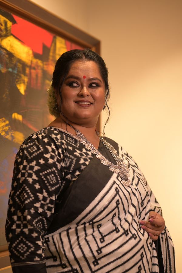 তবে আজ তাঁর পুজোর সাজে তিনি সম্পুর্ণা। সামনেই পুজো, তার জন্য শাড়ি, গয়নার অন্য রকম ঠিকানার খোঁজে থাকেন সবাই। 