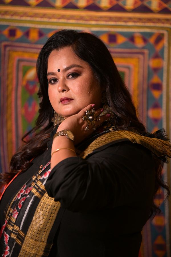 খোলা চুলে তাঁকে দেখাচ্ছে এমন সুন্দর যে ভাবে সোহিনীকে আগে কখনও পর্দায় বা মঞ্চে দেখেননি। 