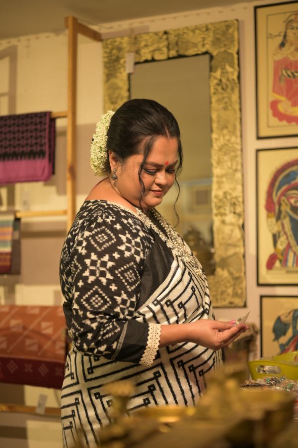 সাজ বদল। সাদা কালো শাড়িতে সোহিনী মুখচোরা কিশোরীর মতো চপল। তাঁর চোখের কাজল, কপালে লাল টিপ সবটাই খুব নিখুঁত এবং গোছানো। জুঁইয়ের মালা বলে দিচ্ছে তিনি এই অভিনব সাজে ‘যারপরনাই খুশি’।   