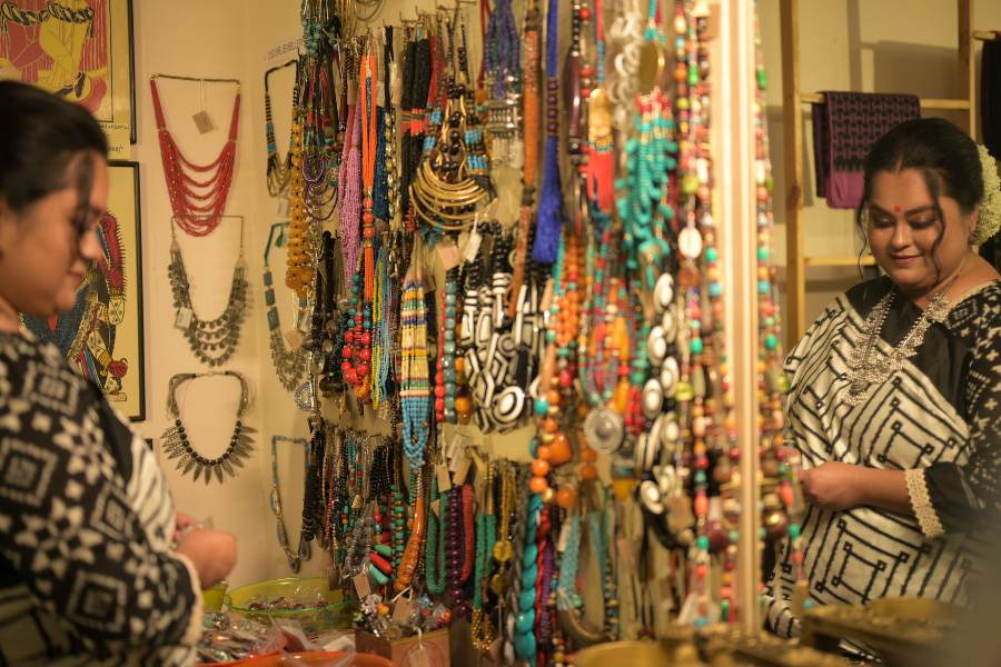 ব্যাগ থেকে গয়না, শাড়ি থেকে অন্দরসজ্জার বিভিন্ন সামগ্রীর সম্ভার নিয়ে সিমা আর্ট গ্যালারিতে  ১১ই সেপ্টেম্বর থেকে শুরু হয়েছে ‘দ্য আর্ট অ্যান্ড লাইফ’ একটি প্রদর্শনী। হাজির সোহিনীও। 