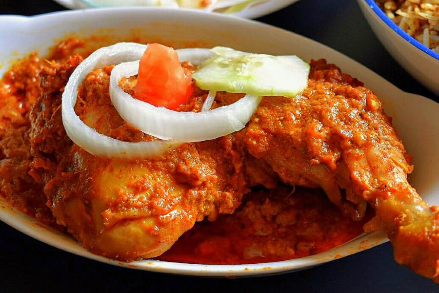 কষিয়ে রাঁধা মুরগির চাঁপ আর রুমালি রুটি,  এই না হলে পুজো! গতে বাঁধা খাবারে নয়। পুজোয় চালিয়ে খেলুন খাবারেও। 