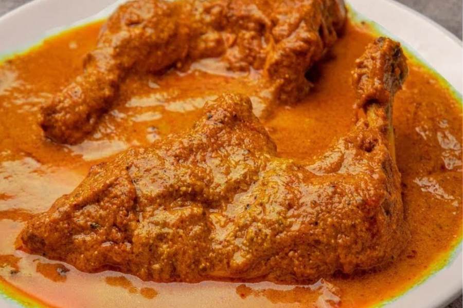 মুরগির চাঁপ মানেই মোগলাই-খানা প্রেমীদের চোখে ভেসে ওঠে লালচে রঙের ধোঁয়া-ওঠা এক বাটি স্বর্গ যেন! তা সে দুর্গাপুজো হোক, কী পুজোর আগে পরে যে কোনও দিন।