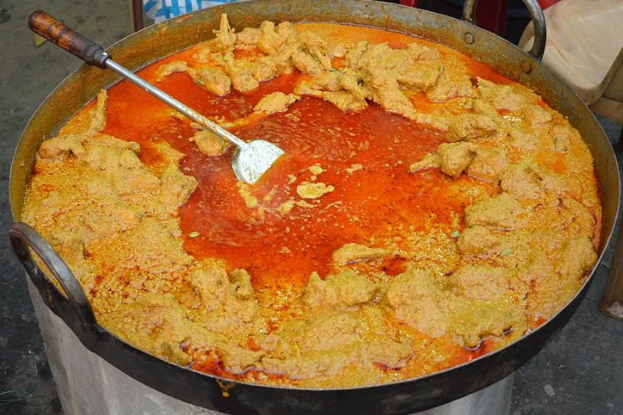 কলকাতার সেরা কিছু জায়গায় পাওয়া যায় বিশেষ ভাবে রাঁধা এই মুরগির চাঁপ।  কলকাতার বাঙালিদের পছন্দের মোগলাই পদ।   