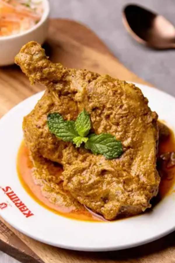 করিম’স, হাতিবাগান: ভাল খাবারের সন্ধানে বেরোলে কত জনে তো কত কথাই বলবে,  তবে হাতিবাগান চত্বরের করিম’স-এর মুরগির চাঁপের সঙ্গে টক্কর দেবে এমন খুব কম দোকানই আছে। তার সঙ্গে যদি চান,  মনপসন্দ যে কোনও মোগলাই পদ এখানে অবশ্যই চেখে দেখতে পারেন। 