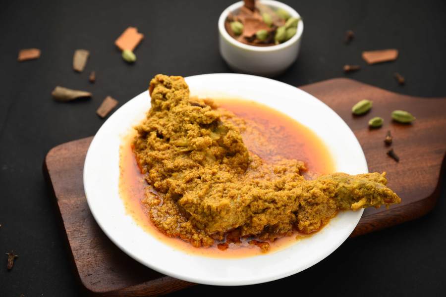 জাম জাম, পার্ক সার্কাস: পার্ক সার্কাসের ব্যস্ত এলাকায় এই রেস্তোরাঁ বহু বছর ধরে পরিচিত এর বিশেষ মুরগির চাপ ও অন্যান্য মোগলাই খাদ্য তালিকার জন্য। সপ্তাহান্তে অনেকেই চলে আসেন এই বিখ্যাত দোকানের বিরিয়ানি ও চাপ খেতে।