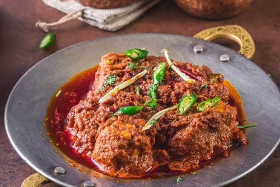 অওধ ১৫৯০, নানা শাখা:  রয়্যাল ও নিজাম’স-এর পাশাপাশি বিগত কয়েক বছরে শহরের খাদ্যরসিকদের মধ্যে নাম কিনেছে অওধ ১৫৯০। এই রেস্তোরাঁর নানা শাখা ছড়িয়ে ছিটিয়ে রয়েছ শহর এবং শহরতলির নানা প্রান্তে। সুগন্ধি মোগলাই খানা ও সুস্বাদু চাপের সন্ধানে নিঃসন্দেহে চলে যেতে পারেন এখানে। 