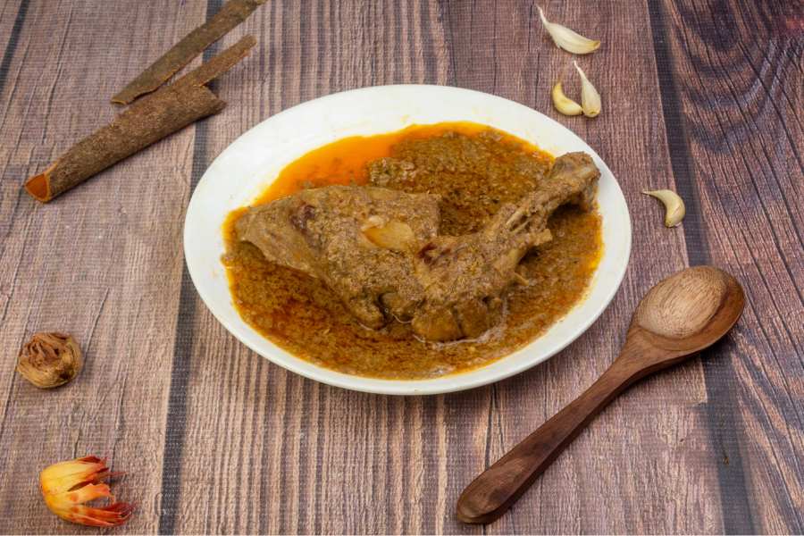 নিউ আলিয়া হোটেল,  চাঁদনী চক:  চাঁদনী চকের ব্যস্তসমস্ত অফিসপাড়ায় নিত্য অফিসযাত্রীদের মধ্যে বিশেষ ভাবে পরিচিত এই দোকান। মাঝেমধ্যেই ঢুঁ মারতে পারেন ভাল মুরগির চাপের খোঁজে, তাহলেই হবে কেল্লাফতে। এই প্রতিবেদনটি ‘আনন্দ উৎসব’ ফিচারের একটি অংশ। 