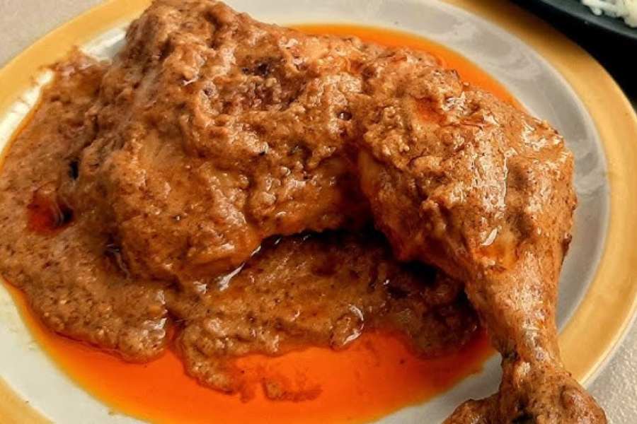 রয়্যাল ইন্ডিয়ান হোটেল, চিৎপুর: ১০০ বছরেরও বেশি পুরনো এই হোটেলের বিরিয়নি ও মুরগির চাপ বিখ্যাত কলকাতার উত্তর থেকে দক্ষিণ সব জায়গাতেই। কলকাতায় এমন কোনও পাকা খাদ্যরসিক নেই যিনি রয়্যাল ইন্ডিয়ানের এই দুটি পদ চেখে দেখেননি। 