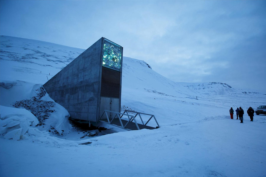 যে দিকে চোখ যায়, নজরে পড়ে বরফে মোড়া শূন্যতা। তার মাঝে মাথা উঁচিয়ে রয়েছে একটি আয়তাকার বিল্ডিংয়ের একাংশ। যার পিছনের অংশটি বরফের নীচে ডুবে রয়েছে। নরওয়ের স্বোয়ালবার্ড দ্বীপপুঞ্জে ওই বিল্ডিংটি আসলে আস্ত একটি ভল্ট। তবে এই ভল্টে সোনাদানা, হিরেজহরত, কয়লা বা তেলের ভান্ডার লুকোনো নেই। বদলে রয়েছে বাক্সবন্দি লক্ষ লক্ষ খাদ্যশস্যে র বীজ