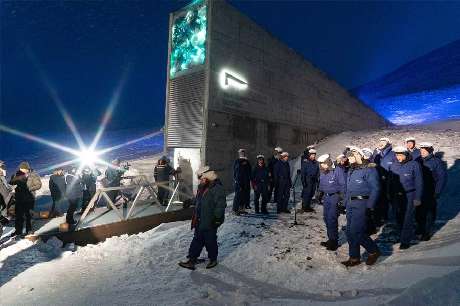 আশির দশকে এই ভল্ট গঠনের পক্ষে দীর্ঘ দিন ধরে সওয়াল করেছেন আমেরিকার সংরক্ষণবিদ তথা ‘গ্লোবাল ক্রপ ডাইভার্সিটি ট্রাস্ট’ (ক্রপ ট্রাস্ট)-এর প্রাক্তন এগ‌জ়িকিউটিভ ডিরেক্টর ক্যারি ফাওলার-সহ সিডিআইএআর নামে খাদ্যসুরক্ষা নিয়ে গবেষণাকারী এক আন্তর্জাতিক সংগঠন। এ বিষয়ে নরওয়ে সরকারের কাছেও দরবার করেন ফাওলাররা।