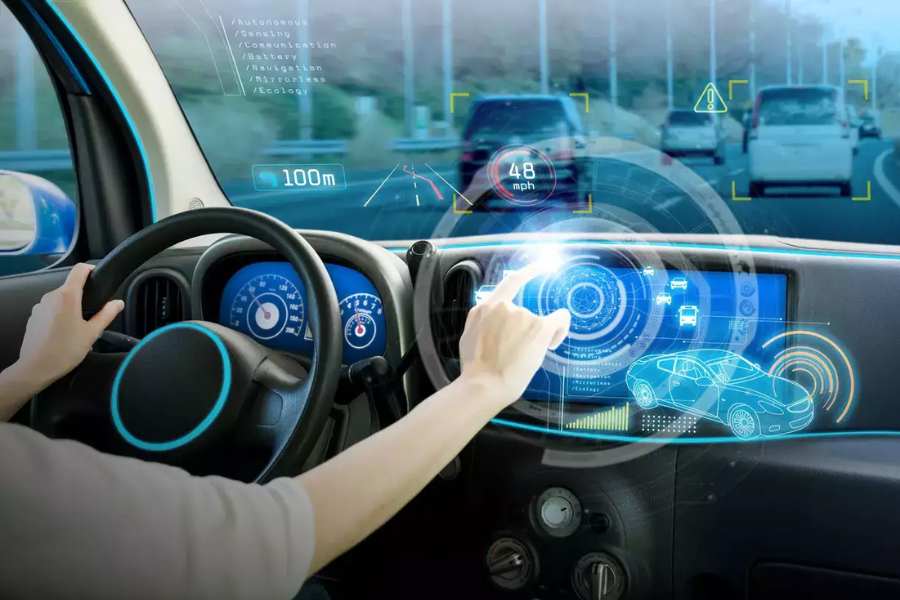 ১. ক্রুজ কন্ট্রোল: এর মাধ্যমে রাস্তায় বিশেষ করে হাইওয়েতে,  যেখানে চালকে অনেক সময় ধরে গাড়ি চলতে হয়,  সেখানে বিশেষ উপযোগী। এর ফলে গাড়ি অন্য গাড়ির গতি-প্রকৃতি বুঝে নিজে থেকেই গতি বাড়ানো কমানো করতে পারে এমনকি হঠাৎ করে সামনে কোনও বস্তু এসে পরলে গাড়ি তাৎক্ষণিক ভাবে থামতেও পারে। 