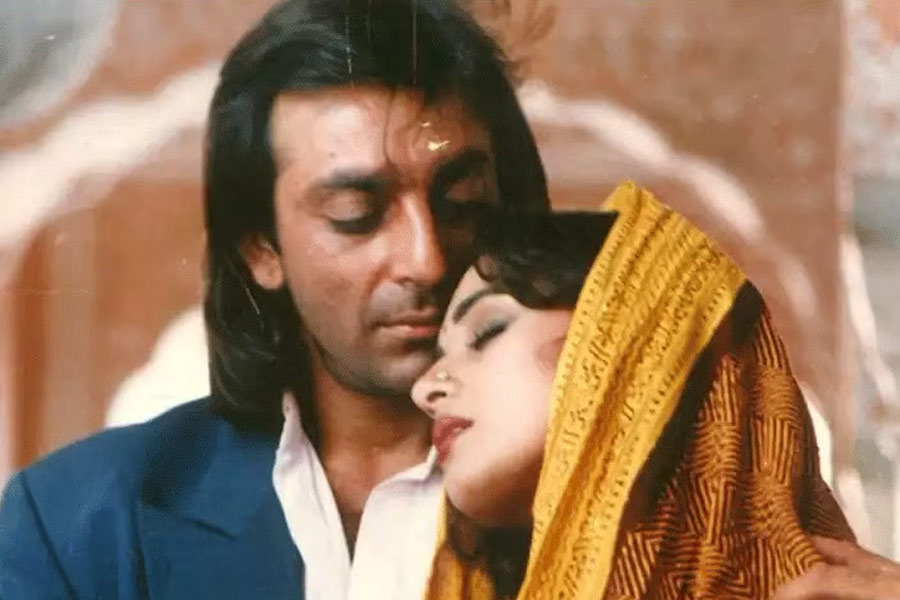 নব্বইয়ের দশকে সঞ্জয়ের সঙ্গে মাধুরীর জুটি দর্শকের পছন্দের ছিল। ‘সাজন’, ‘থানেদার’ এবং ‘খলনায়ক’-এর মতো একাধিক হিট ছবি উপহার দিয়েছিলেন সঞ্জয়-মাধুরী জুটি। কিন্তু ক্যামেরার এ পারেও দুই তারকার প্রেমের সম্পর্ক দানা বেঁধেছিল। তা নিয়ে এখনও বলিপাড়ায় চর্চা হয় বিস্তর।