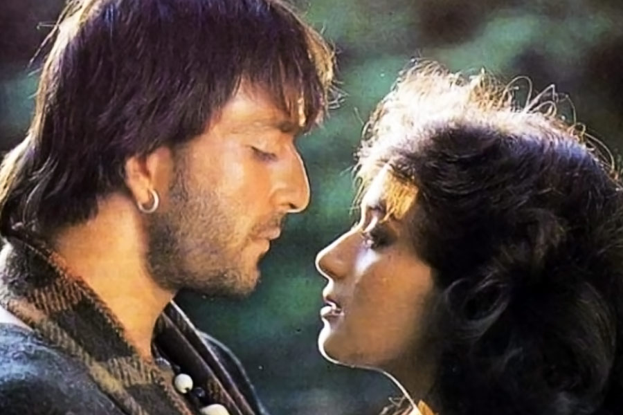 ১৯৯১ সালে ‘সাজন’ ছবি মুক্তির পরেই বলিপাড়ায় সঞ্জয় এবং মাধুরীর সম্পর্ক নিয়ে আলোচনা শুরু হয়। মাধুরীর সঙ্গে যখন সঞ্জয়ের আলাপ হয় তখন অভিনেতা বিবাহিত। রিচা শর্মাকে বিয়ে করেছিলেন সঞ্জয়।   