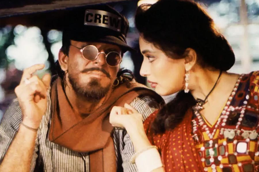 বলিপাড়ায় কানাঘুষো শোনা যায়, মাধুরীর সঙ্গে বিবাহ-বহির্ভূত সম্পর্কে জড়িয়ে পড়েন সঞ্জয়। মাধুরীকে বিয়ে করবেন বলেও নাকি সিদ্ধান্ত নিয়ে ফেলেন অভিনেতা।