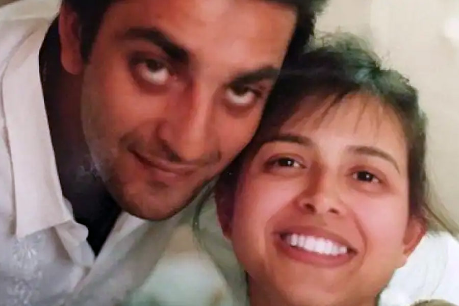 বলিপাড়ার একাংশের দাবি, আমেরিকায় চিকিৎসার জন্য গিয়েছিলেন রিচা। সে সময় তিনি জানতে পারেন যে সঞ্জয় তাঁর সঙ্গে বিচ্ছেদের চিন্তাভাবনা করছেন। জানতে পেরে সঙ্গে সঙ্গে আবার মুম্বই ফিরে আসেন।