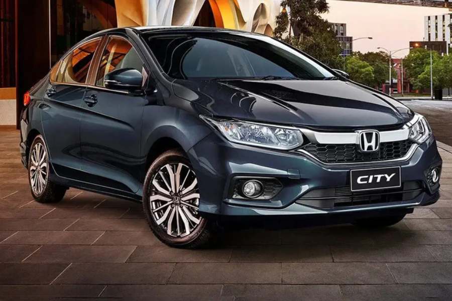 ৫. স্বয়ংক্রিয় জরুরি ব্রেকিং: এড্যাস-এর অন্যতম ব্যবহার হল স্বয়ংক্রিয় জরুরি ব্রেকিং। এটা সেন্সর ব্যবহার করে করে জেনে নেয় যে চালক অন্য যানবাহন বা রাস্তার অন্যান্য বস্তুতে আঘাত করছে কিনা। হঠাৎ করে ব্রেক ছাপার সঙ্গে সঙ্গে সিট বেল্ট শক্তও করে দেয়। 