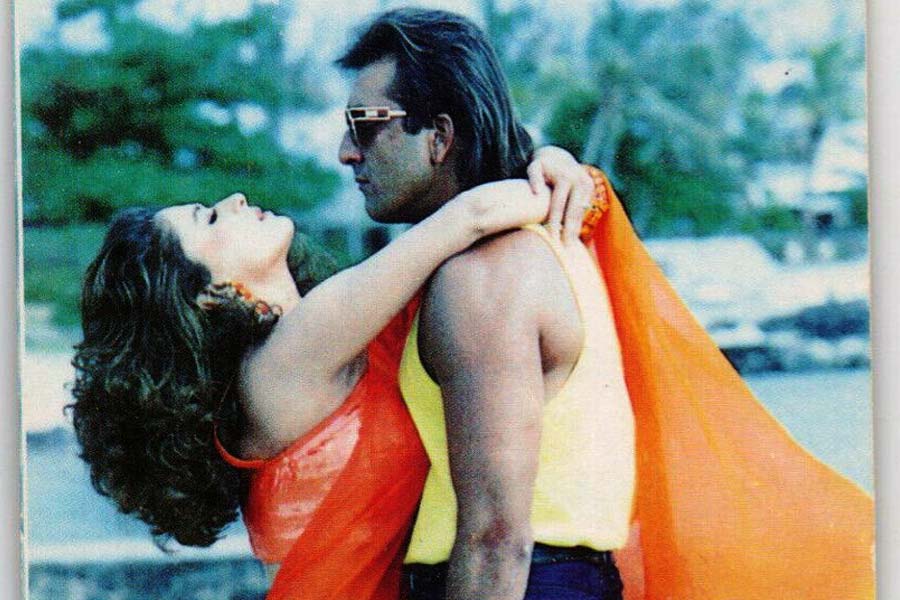 রিচার বোন এনা শর্মা যদিও সঞ্জয় এবং রিচার সম্পর্ক ভাঙনের কারণ হিসাবে দায়ী করেন মাধুরীকে। ১৯৯২ সালে এক পত্রিকাকে দেওয়া সাক্ষাৎকারে এই দাবি করেন তিনি।