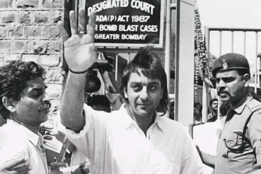 ১৯৯৩ সালের অক্টোবর মাসে কম সময়ের জন্য জামিনে ছাড়া পান সঞ্জয়। মাধুরীর সঙ্গে সম্পর্ক নিয়ে তখন মুখ খোলেন অভিনেতা। সঞ্জয় জানান, মাধুরী শুধুমাত্র তাঁর সহ-অভিনেত্রী এবং ভাল বন্ধু।