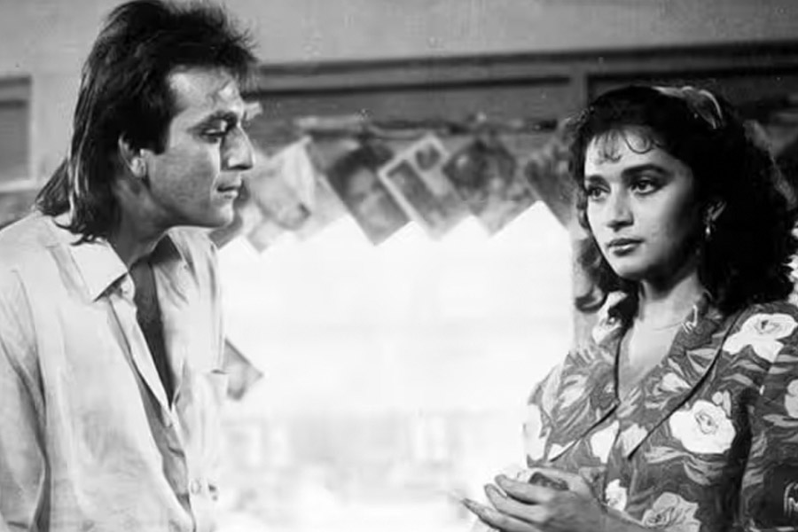 সঞ্জয় বলেন, ‘‘আমার আর মাধুরীর সম্পর্ক নিয়ে নানা রকম কথা রটেছে। আমি তার জন্য দুঃখিত। মাধুরীর কাছে আমি এ বিষয়ে ক্ষমাও চেয়েছি। আমরা দু’জন শুধুমাত্র ভাল বন্ধু।’’