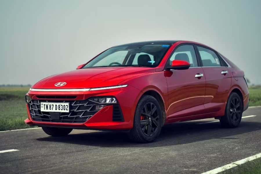 ৩. স্বয়ংক্রিয় পার্কিং: কলকাতা বা যে কোনও বড় শহরে পার্কিং এক সমস্যা। সেই সমস্যার সমাধান করে দেয় স্বয়ংক্রিয় পার্কিং। গাড়িতে লাগানো ৩৬০ ডিগ্রি ক্যামেরার স্টিয়ারিং ঘুরিয়ে ফাকা জায়গায় গাড়ি দাঁড় করতে সক্ষম হয়। 