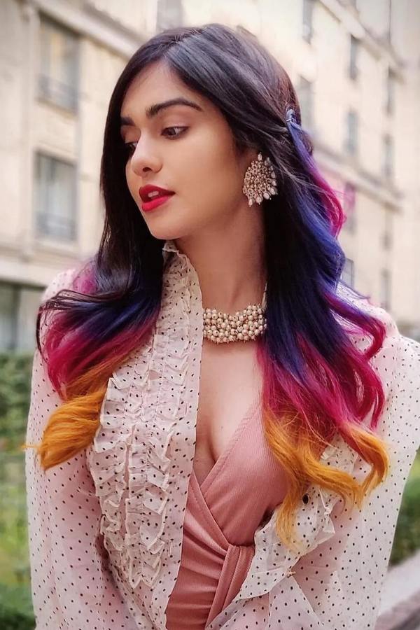  তবে উজ্জ্বল বর্ণের ক্ষেত্রে আপনি চাইলে লাল রঙও ব্যবহার করতে পারেন। যে কোনও ধরনের চুলের জন্য সাধারণ কিছু টিপস্---  এ ছাড়াও যে কোনও ধরনের চুলেই অন্য মাত্রা আনতে চাইলে অথবা চুল হাইলাইট বা লো-লাইট করতে চাইলে করতে পারেন চকোলেট ক্যারামেল বালায়েজ। 