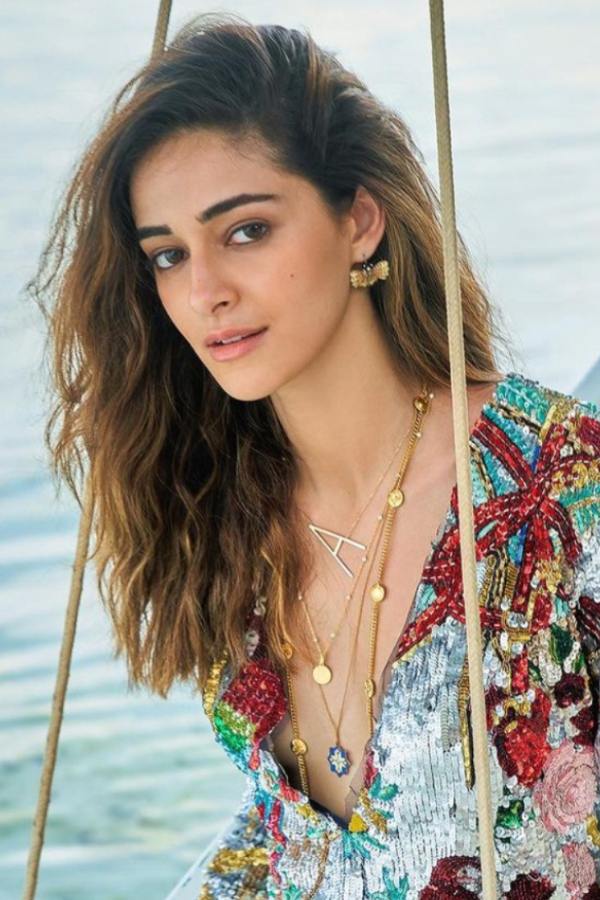 এমনকি এই ভাবে ছবিও বেশ ভালোলাগে। যে কোনও উজ্জ্বল রং ব্যবহার করতে পারেন। এ ছাড়াও চাইলে  চুল দু’ভাগ করে এক এক দিকে তিনটে বা চারটি করে স্ট্রিপ নিয়ে বারগেন্ডি বা পছন্দ মতো কোনও রং-এর হাইলাইট করতে পারেন।  খোলা চুলে এই সাজ সত্যিই অসামান্য।