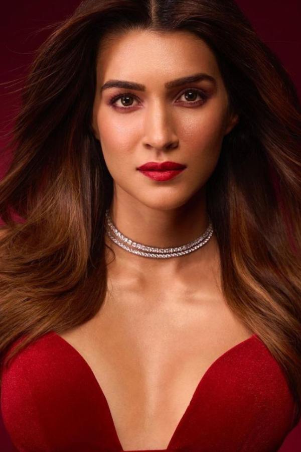 এই লুকে চুলের গোড়ার দিকটায় গাঢ় রং হয়,  তার পর সেই গাঢ় রং চুলের নিচের প্রান্তে ধীরে ধীরে হালকা শেডে মিশে যায়। চুলে দু’তিন রকমের রং অর্থাৎ লাল,  নীল,  গোলাপি রং আলাদা আলাদা করে করলেও অনবদ্য লাগে।