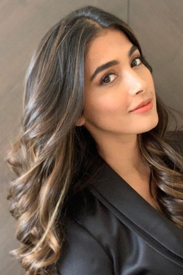 লম্বা চুল অনেকের কাছেই খুব লোভনীয়। এমন চুল থাকলে যে কোনও রংই আপনি বেছে নিতে পারেন। লম্বা চুলে রং করে খুলে রাখলে তা সকলেরই নজর কাড়ে। চুলের মাঝ খানে সিঁথি করে চুলের দু’টি ভাগকে সামনে ঝুলিয়ে দিলে দারুণ লাগবে। 