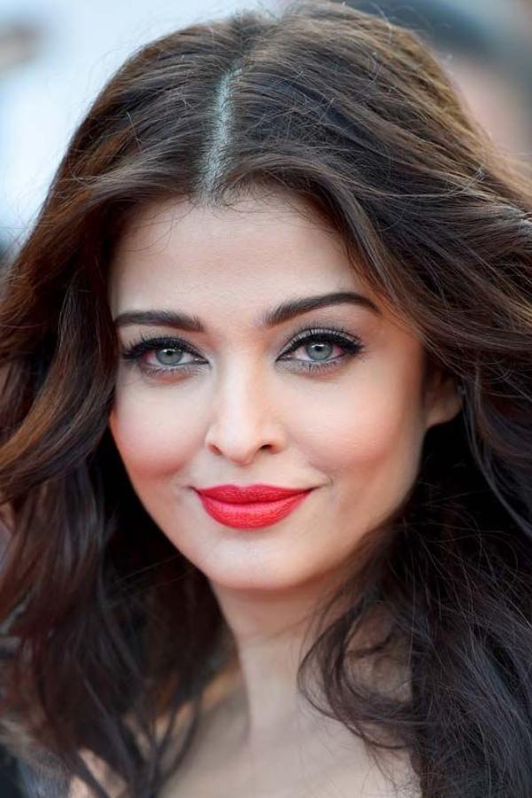  কৃতি কৃতী শ্যানন ও সোনাক্ষী সিনহা,  ঐশ্বর্যা রাই বচ্চনের চুলের নীচের অংশে বারগেন্ডি  এবং সিলভার হাইলাইটও আপনার ফ্যাশনের একটি অঙ্গ হতে পারে।             