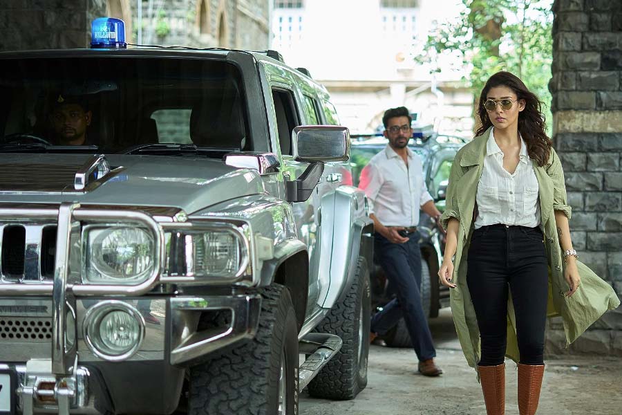 বৃহস্পতিবার প্রেক্ষাগৃহে মুক্তি পেয়েছে শাহরুখ খানের ‘জওয়ান’। দক্ষিণী পরিচালক অ্যাটলির এই ছবিতে শাহরুখের পাশাপাশি রয়েছেন দক্ষিণী ফিল্মজগতের তারকা বিজয় সেতুপতি এবং নয়নতারা। ‘জওয়ান’-এর হাত ধরেই বলিপাড়ায় আত্মপ্রকাশ নয়নতারার। কেরিয়ারের প্রথম হিন্দি ছবিতেই বাজিমাত করেছেন অভিনেত্রী। তবে ‘জওয়ান’ ছাড়াও নয়নতারার কেরিয়ারে রয়েছে আরও একাধিক সফল ছবি।