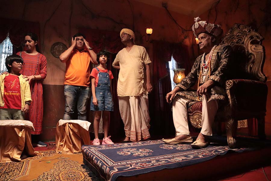 ছবির শুটিংয়ের ফাঁকে পরান বন্দ্যোপাধ্যায়।