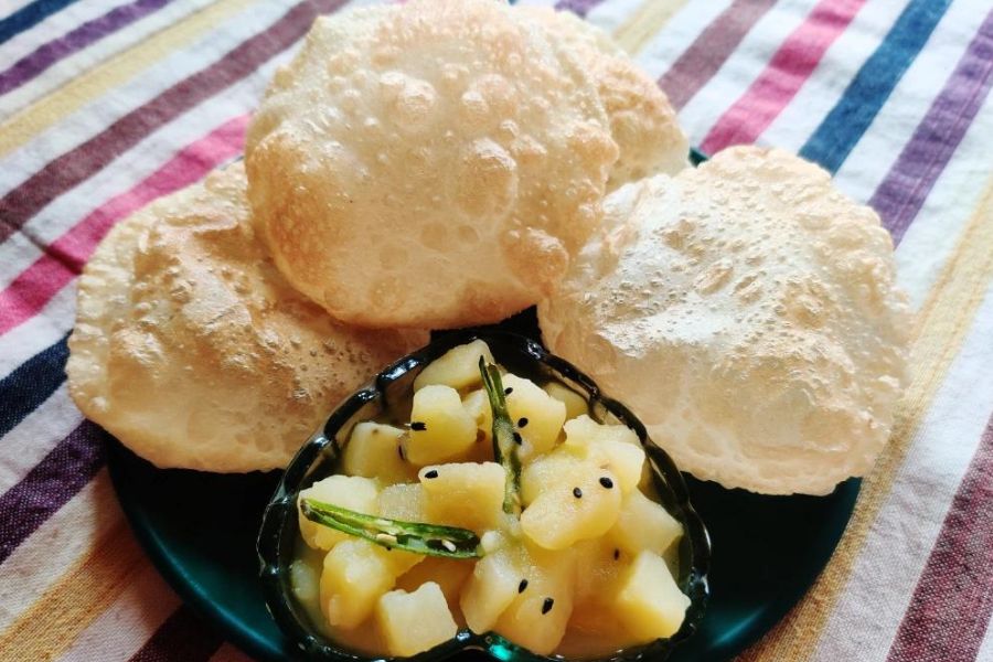 যারা ময়দার লুচি বা পরোটা খেতে পছন্দ করেন,  সকালে উঠেই বানিয়ে নিন লুচি আর সঙ্গে থাকুক আলুর নামমাত্র তেলে রাঁধা,  হলুদ ছাড়া ও কালো জিরে দেওয়া আলুর তরকারি। বাঙালি ভোজনরসিকদের মধ্যে বিশেষ ভাবে জনপ্রিয় এই খাবার। 